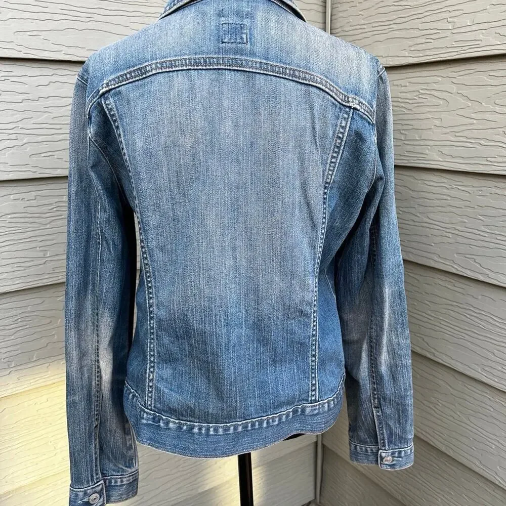 Gap -Gapstretch, Women’s size M, Denim Truckers Jacket, Medium -Light Wash.